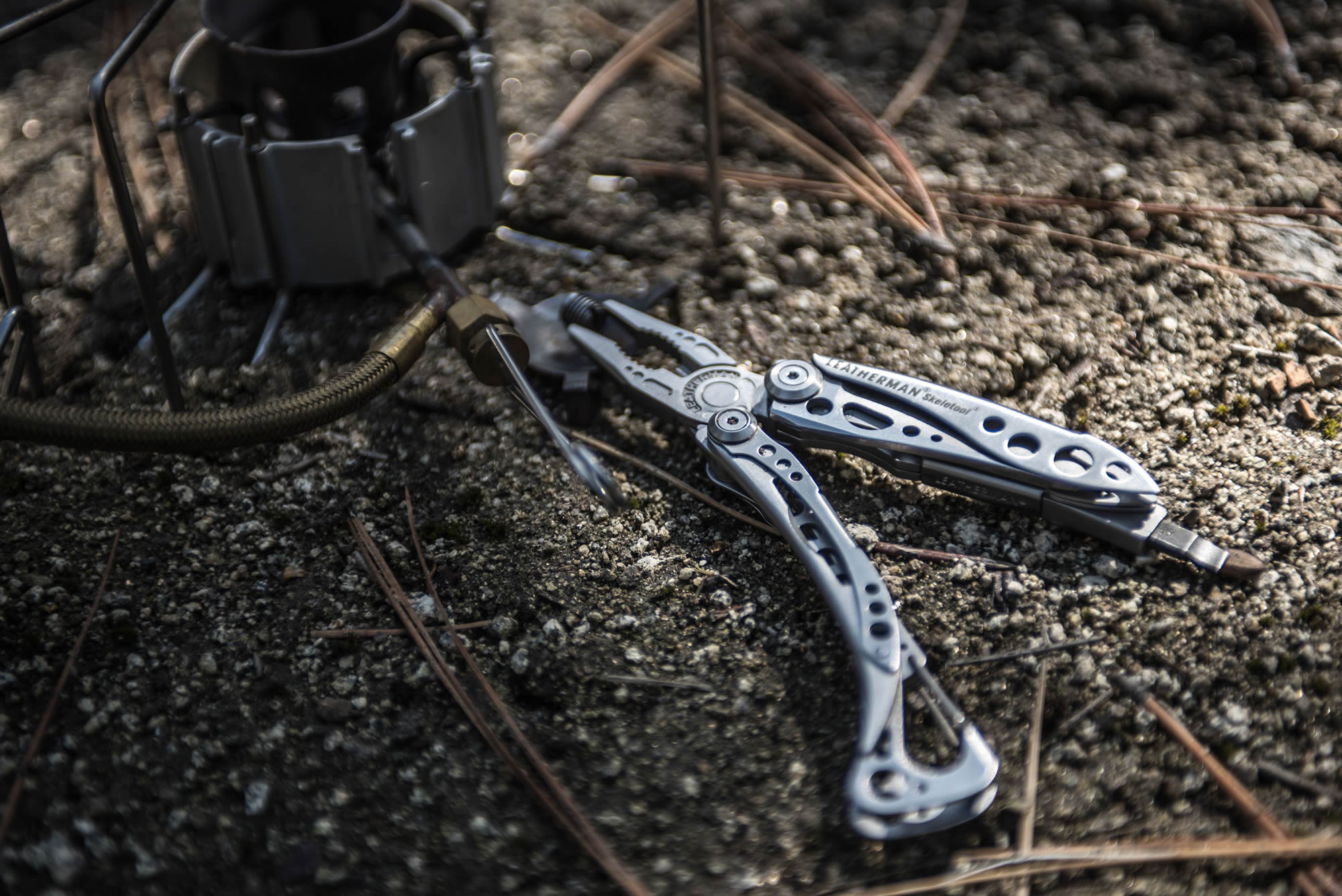 Knives & Tools - Leatherman Skeletool Multi-Tool W/ 420HC Serrated Blade