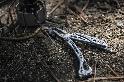 Knives & Tools - Leatherman Skeletool Multi-Tool W/ 420HC Serrated Blade